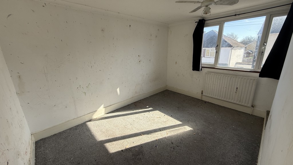 Lot: 132 - HOUSE REQUIRING REDECORATION AND LIGHT REFURBISHMENT - Internal image of bedroom 1